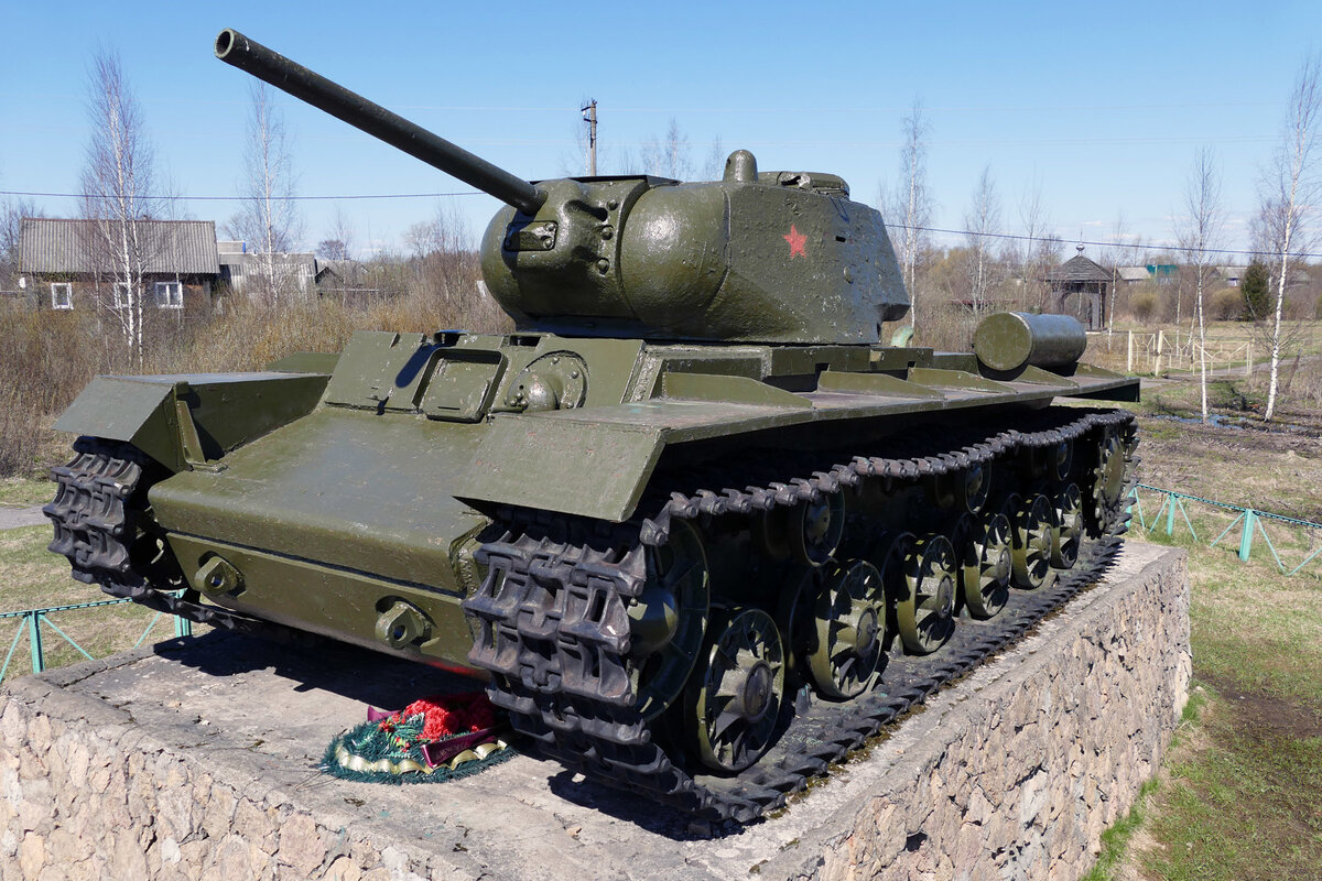 Облегчённый тяжёлый танк КВ-1с собственной персоной. Фотография в свободном доступе.
