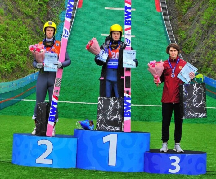 Призеры открытого чемпионата Сахалинской области по прыжкам на лыжах с трамплина на приз газеты «Советский Сахалин» среди мужчин: 1 и 2 место – серебряные призеры Олимпий- ских игр Данил Садреев и Евгений Климов (соответственно), 3 место – Кирилл Котик. Фото Георгия РУМЯНЦЕВА.