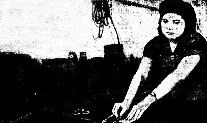 Коллектив Южно-Сахалинской фабрики резиновой обуви систематически повышает производительность труда, увеличивает выпуск и улучшает качество продукции. НА СНИМКЕ: закройщица фабрики М. Гудкова. На закройке подклеечного материала она выполняет месячные задания на 135 - 140 процентов. Фото Григория СОКОЛОВА.