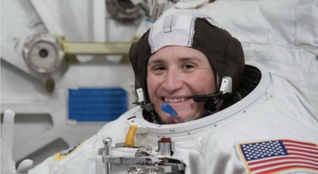 И они были на Луне.