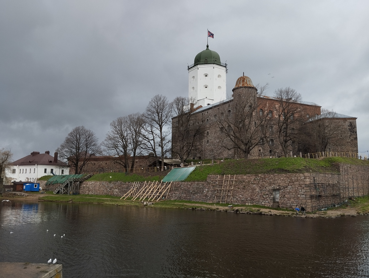 Остров Твердыш (Замковый остров). Бывшее финское название острова - Линнансаари. 