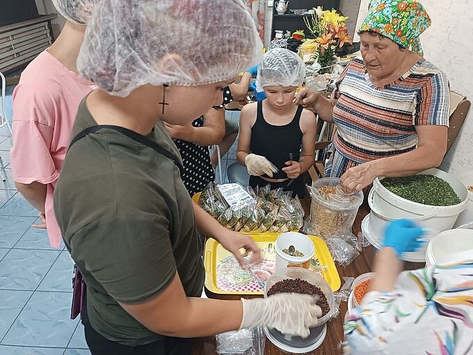 Девочки волонтёры под руководством Комельковой Светланы Васильевны готовят наборы сухих супов