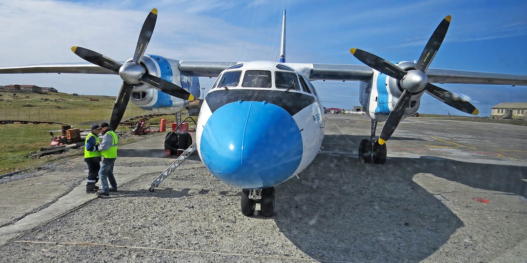 Самолёт из 1970-х и вертолёт в качестве шатла. Как прилетают в самый северный посёлок России?
