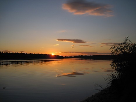 Фотографии Татьяны Немшановой. Полярная летняя ночь. Северное летнее солнце. Река Ляпин. Хошлог. Западная Сибирь, Приполярный Урал, Зауралье, ХМАО Югра, лес северный таёжный, Тюменская область, Россия. Природе Севера Сибири. 