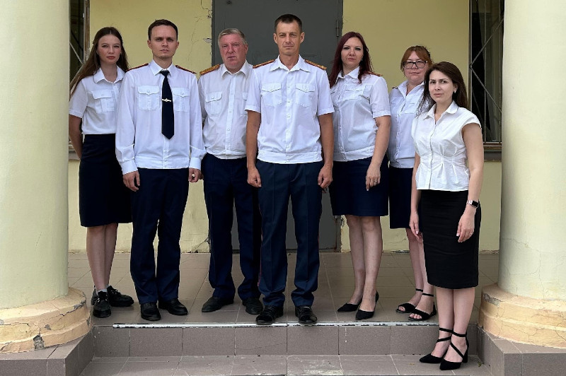    Руководитель Следственного отдела по городу Камышину СУ СК России по Волгоградской области полковник юстиции С. Г Наумов (в центре) и сотрудники отдела