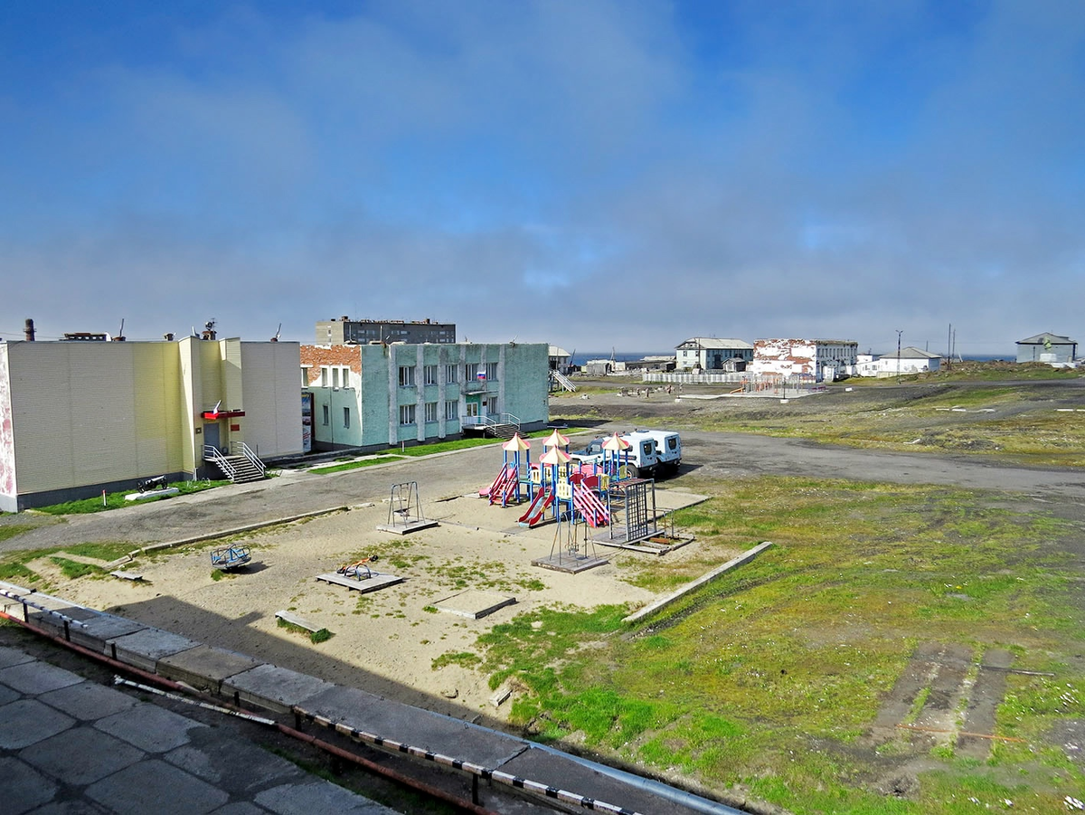 здание справа, а слева - администрация