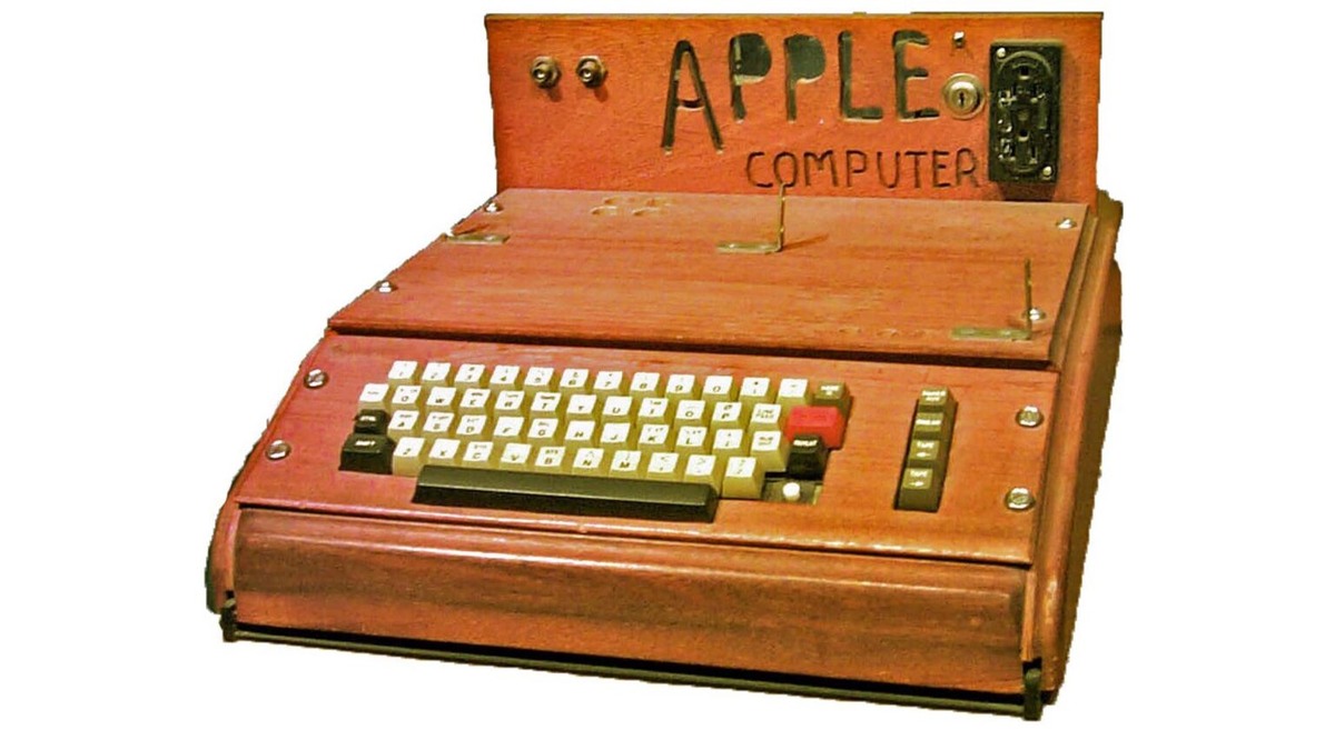 Первая капля революции
Начало пути было скромным. Первый компьютер Apple I собирали вручную. Но уже тогда Джобс понимал: важно не только что ты создаёшь, но и как это преподносишь.