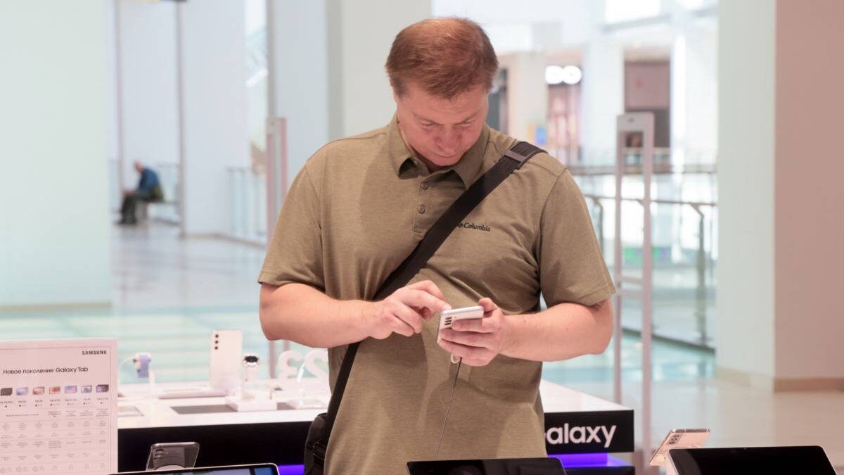    Покупатели смартфонов все чаще отказываются от дорогих западных марок в пользу доступных китайских моделей / Фото: Михаил Метцель / ТАСС