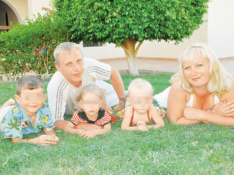 СУДЯ ПО ФОТОГРАФИЯМ, ЧЕРНИКОВЫ — ВПОЛНЕ СЧАСТЛИВАЯ СЕМЬЯ.
ФОТО: ИЗ ЛИЧНОГО АРХИВА
