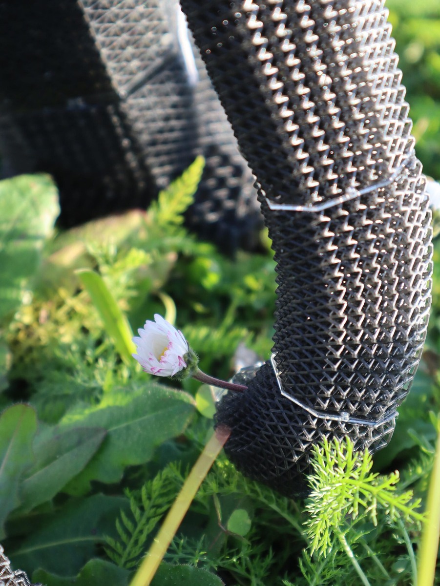 Робот-слон срывает цветок