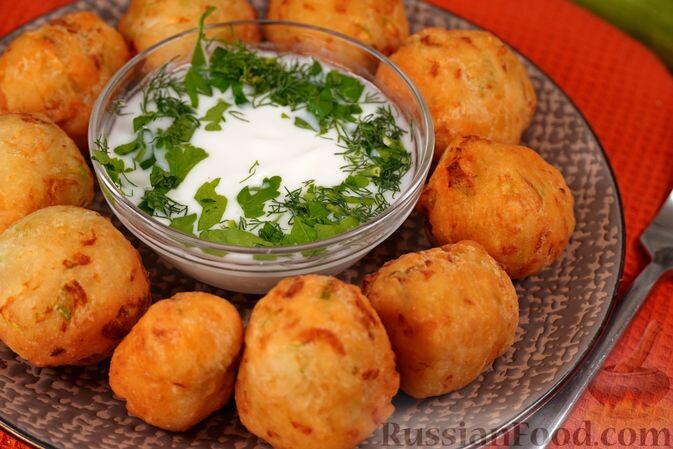 мука, вода, кабачки, сыр пармезан, разрыхлитель, масло растительное, соль, перец чёрный молотый