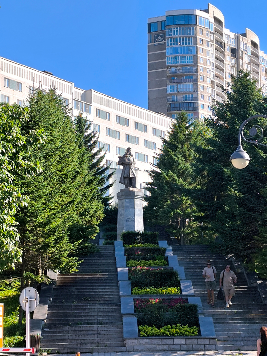 Памятник адмиралу Макарову во Владивостоке был установлен в 1967 году в центре площади Луговой. Авторами работы стали скульптор Тенета и архитектор Усачёв. Чугунная скульптура в полный рост располагается на высоком постаменте. В 1999 году памятник установили в другом месте — на склоне Набережной улицы, недалеко от гостиницы «Экватор». С постамента, как с капитанского мостика, адмирал словно вглядывается в необъятную даль залива Петра Великого. К монументу ведёт широкая лестница. По традиции ежегодно 8 января (в день рождения адмирала Макарова) у памятника проводятся торжественные мероприятия, посвящённые памяти великого флотоводца (© Анна, «Маяк энерджайзера»)