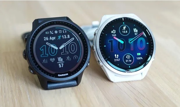 Разница между маломощным ЖК-дисплеем Forerunner 955 (слева) и ярким и четким OLED-дисплеем нового 965 (справа) очевидна