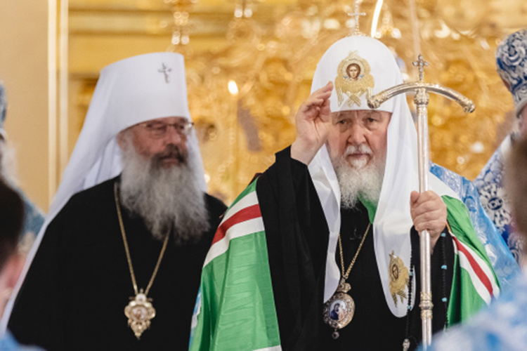    Отношения между патриархом и митрополитом прекрасные, подчеркивают наши собеседники. Косвенным подтверждением тому является сам факт, что к владыке Кириллу в гости патриарх приезжает уже в 7-й раз, если учитывать все кафедры, на которых тот служил.   
Фото: «БИЗНЕС Online»