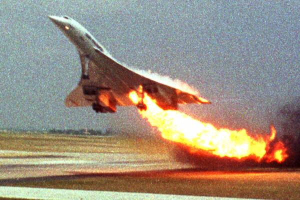 Самолет «Конкорд» Air France рейса 4590 во время взлета из парижского аэропорта Шарль-де-Голль незадолго до крушения, 25 июля 2000 года / Toshihiko Sato/AP  