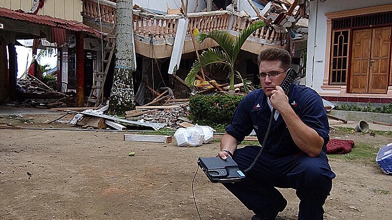     Спутниковый телефон на индонезийском острове после землетрясения в 2005 году. Wikipedia