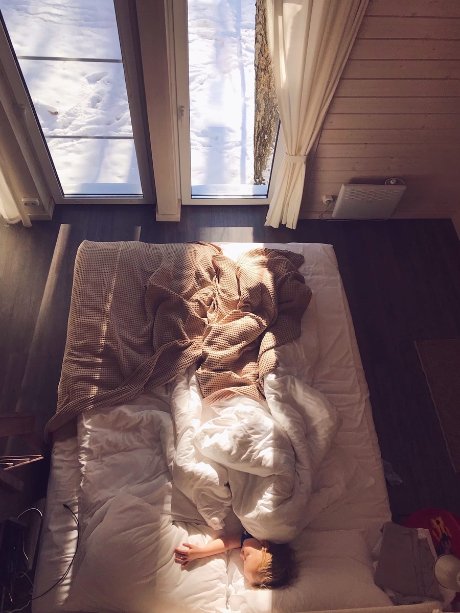 Первый этаж, кровать и обеденная зона слева