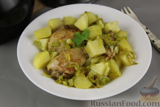 куриные окорочка, масло сливочное, картофель, лук-порей, лук репчатый, чеснок, перец чёрный молотый, приправа для курицы, соль