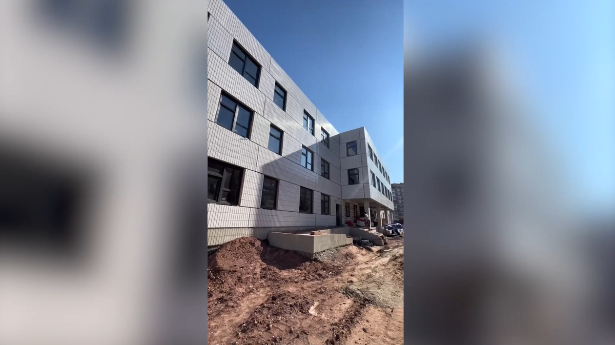     В Красноярской Покровке заканчивается строительство крыши нового детсада