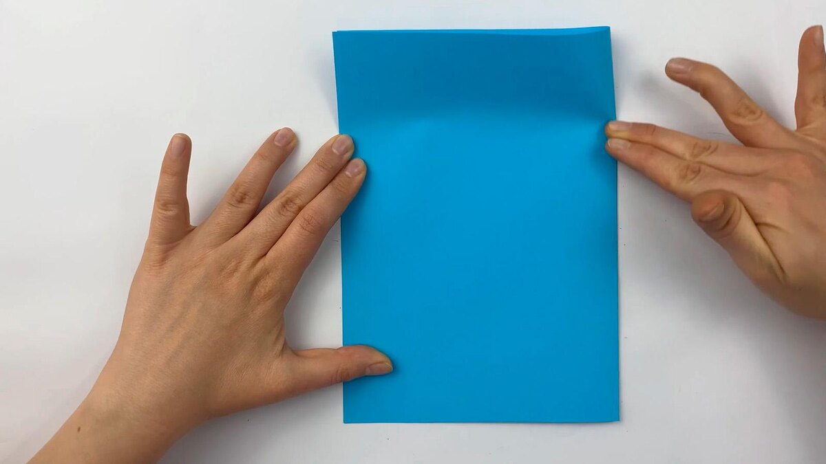 TechnoDrive / RUTUBE📷Лист бумаги любого цвета сложите пополам. Прогладьте сгиб пальцами.