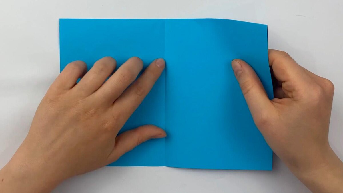 TechnoDrive / RUTUBE📷Расположите листок горизонтально. Сложите пополам еще раз, прогладьте рукой и сразу разверните. Это позволит обозначить центральную линию заготовки.