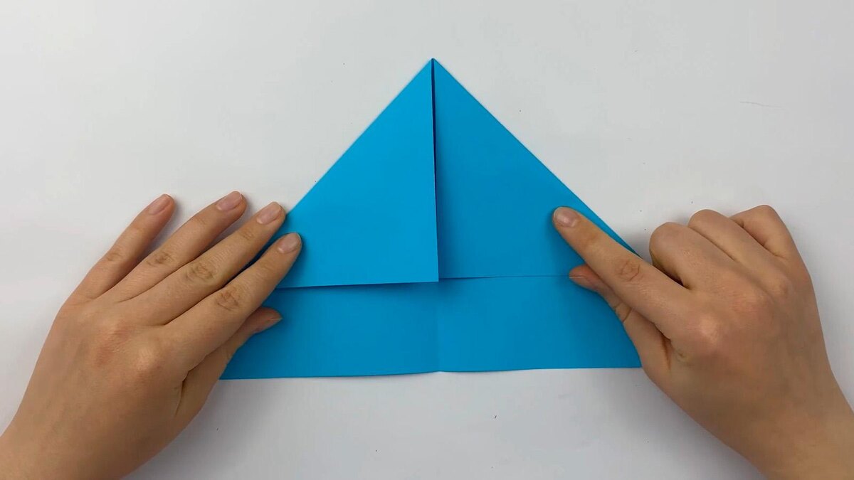 TechnoDrive / RUTUBE📷Загните верхние углы листа к центру.