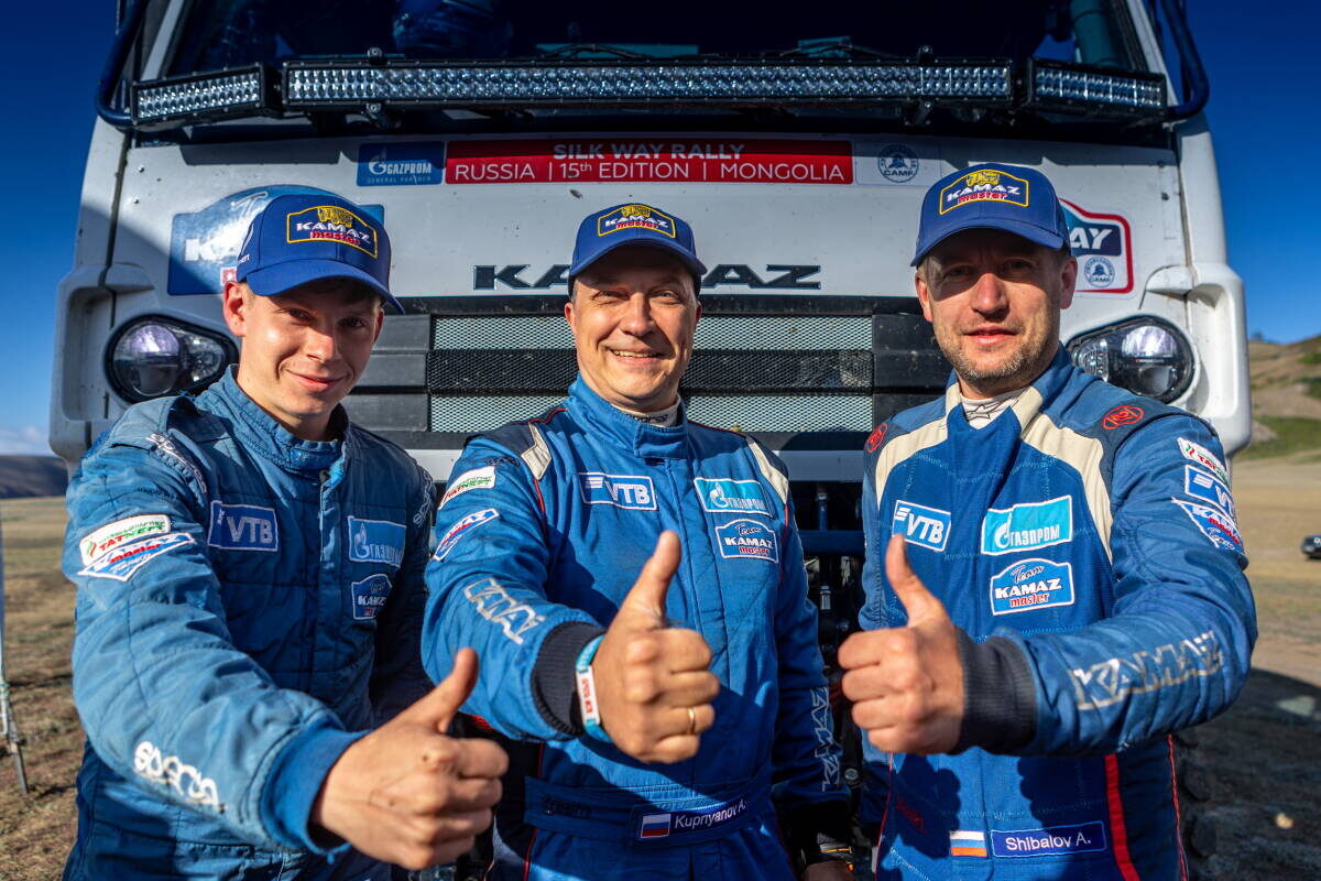 Второй раз в своей карьере «Шелковый путь» выиграл Антон Шибалов. C ним в экипаже работали штурман Александр Куприянов и механик Данил ТелеповФото: kamazmaster.ru