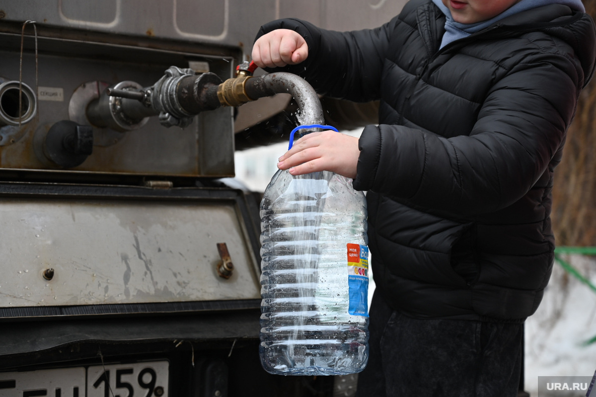 Подвоз воды заявлен по графику, который, по словам местных жителей, не всегда соблюдается (архивное фото). Фото: Руслан Яроцкий © URA.RU