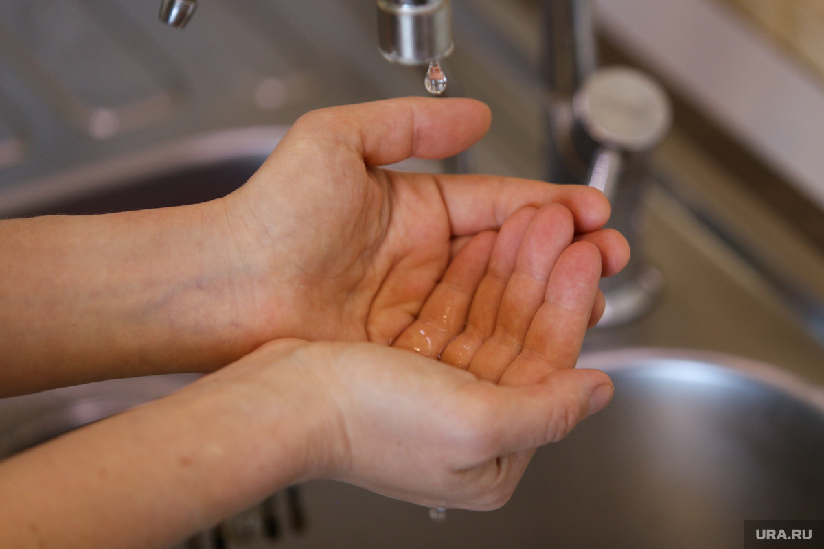 В городе было решено ограничить подачу воды до одного раза в три дня. Фото: Екатерина Сычкова © URA.RU
