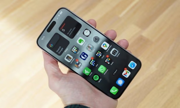 15 Pro Max примерно на 1 мм короче и уже предыдущих моделей, но по-прежнему остается очень большим телефоном