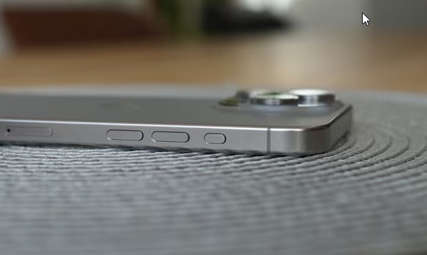 Кнопка действия может открыть ярлык, а это означает, что она может делать практически все, что угодно, если вы готовы запрограммировать собственное действие в 
приложении «Ярлыки»