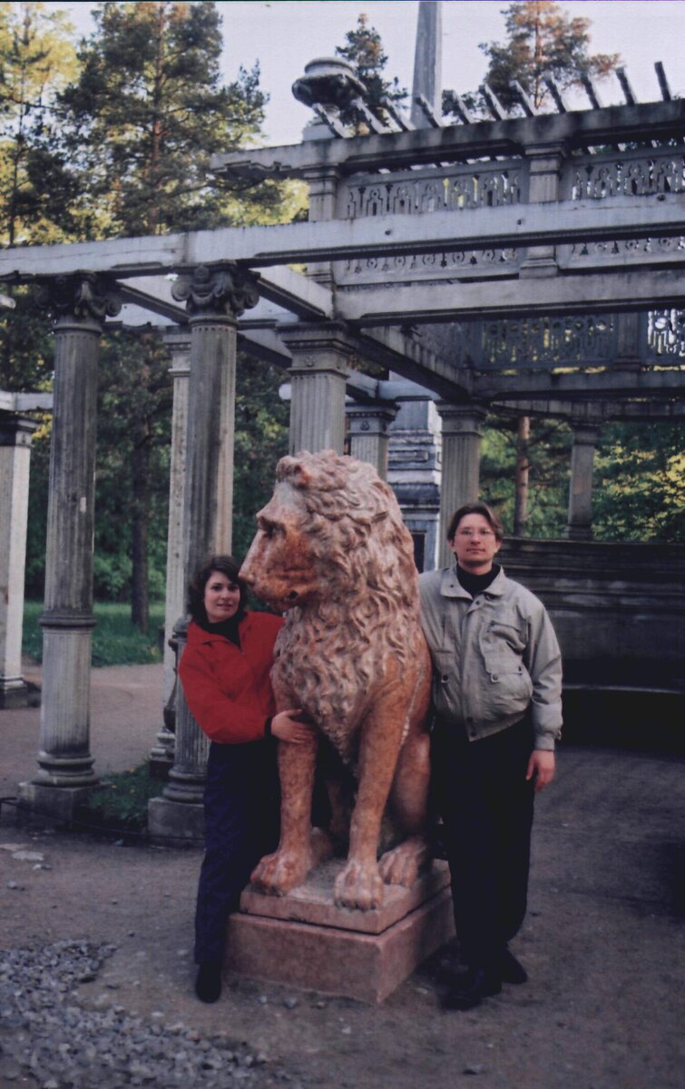 Автор на фоне беседки в парке-саду Царскосельского дворца, фото из личного архива