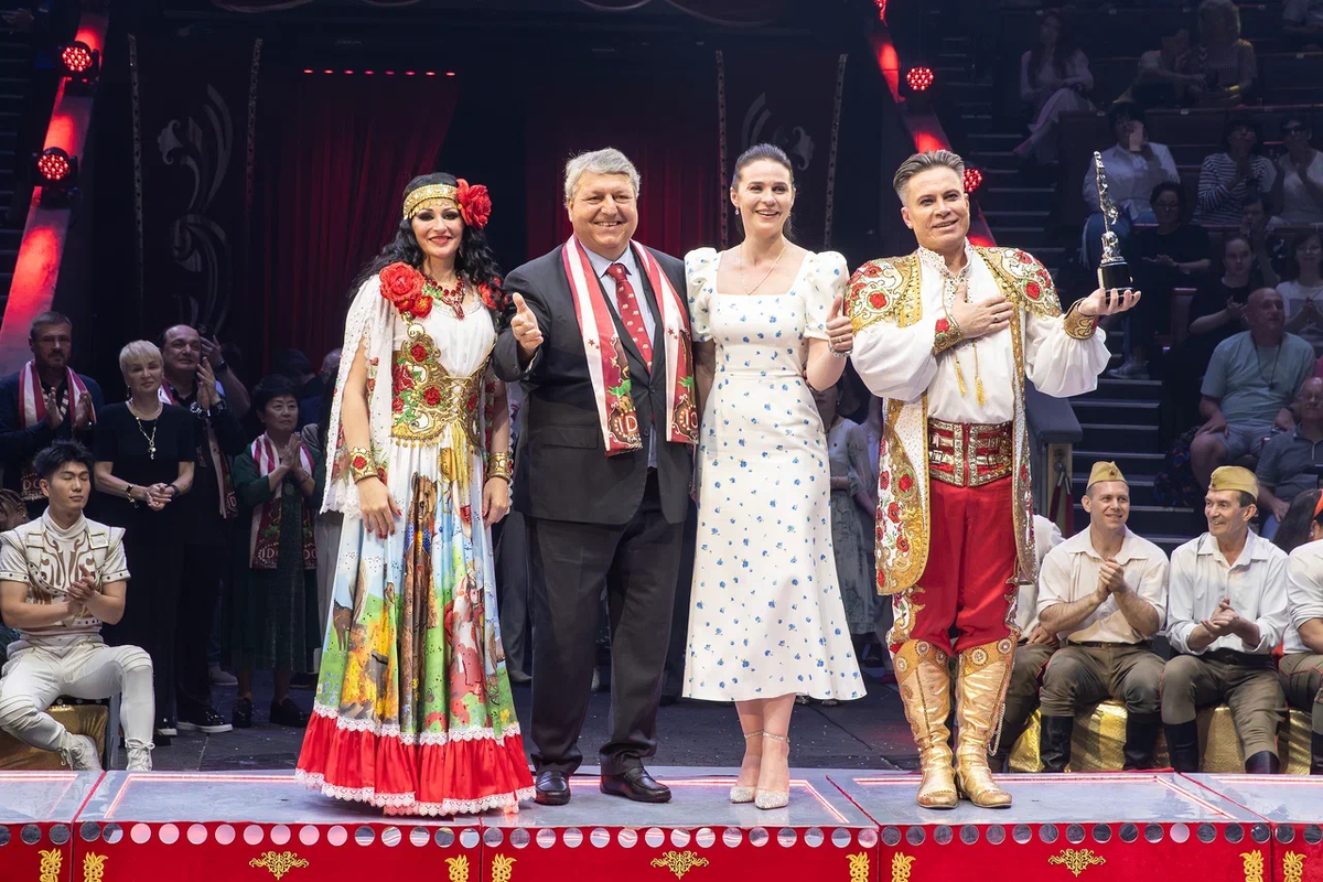 Награждение, Алексей и Екатерина Плотниковы. БГМЦ, 20 июля 2025г. IХ Всемирный фестиваль циркового искусства «ИДОЛ-2025» (Москва)