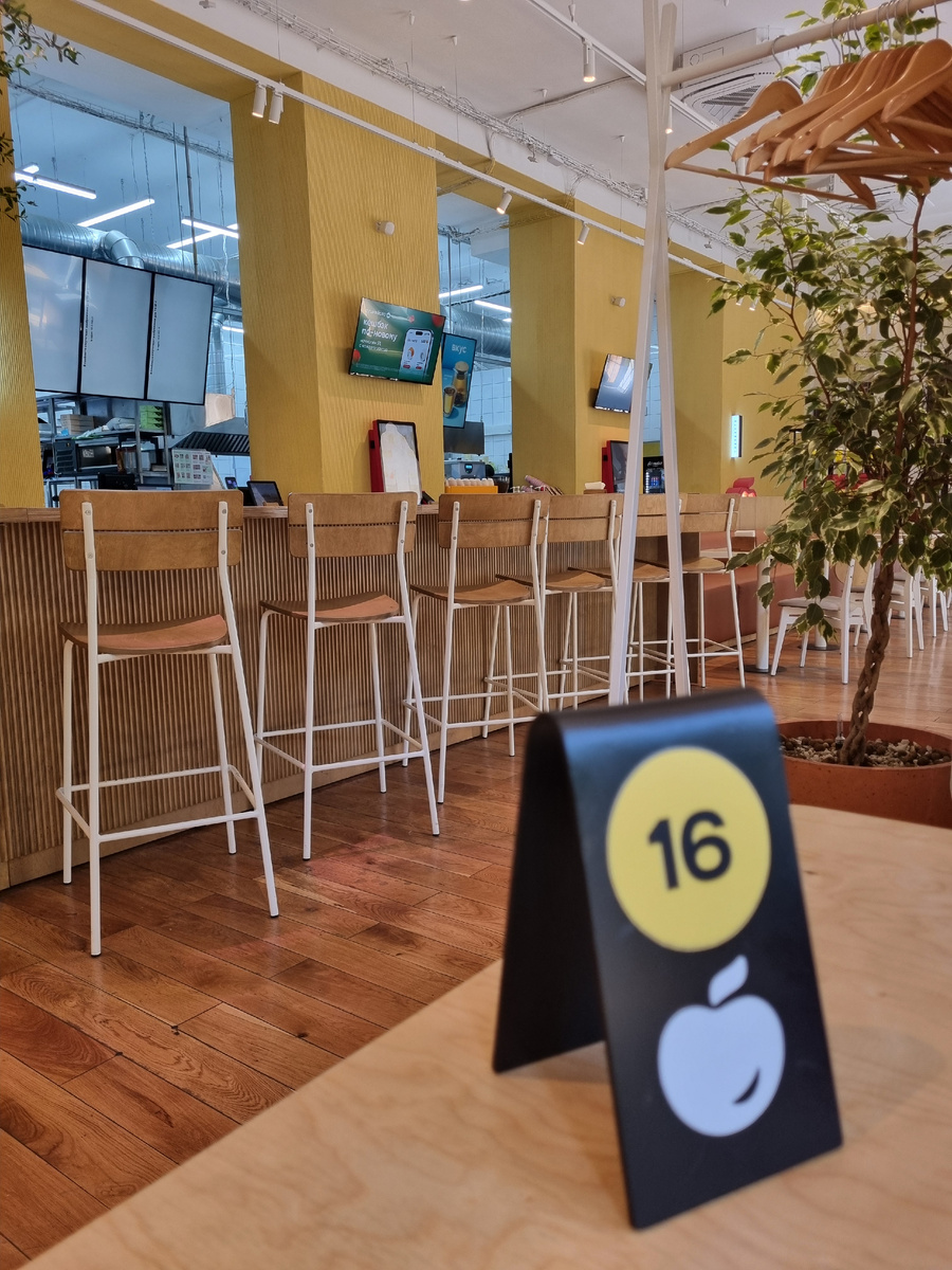 Фото напитка нет. Я его даже не допила. Фото: Зеленая леди, сад, семья и томатный сок 