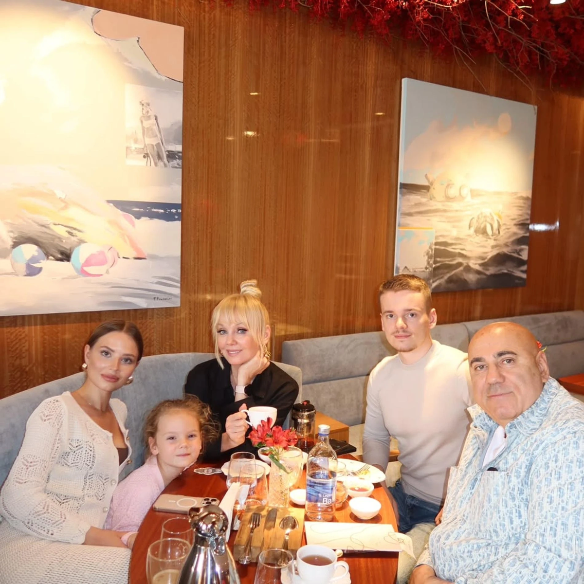    Певица Валерия с семьей: мужем Иосифом Пригожиным, сыном Арсением Шульгиным и его женой Лианой и внучкой Селин / фото: соцсети