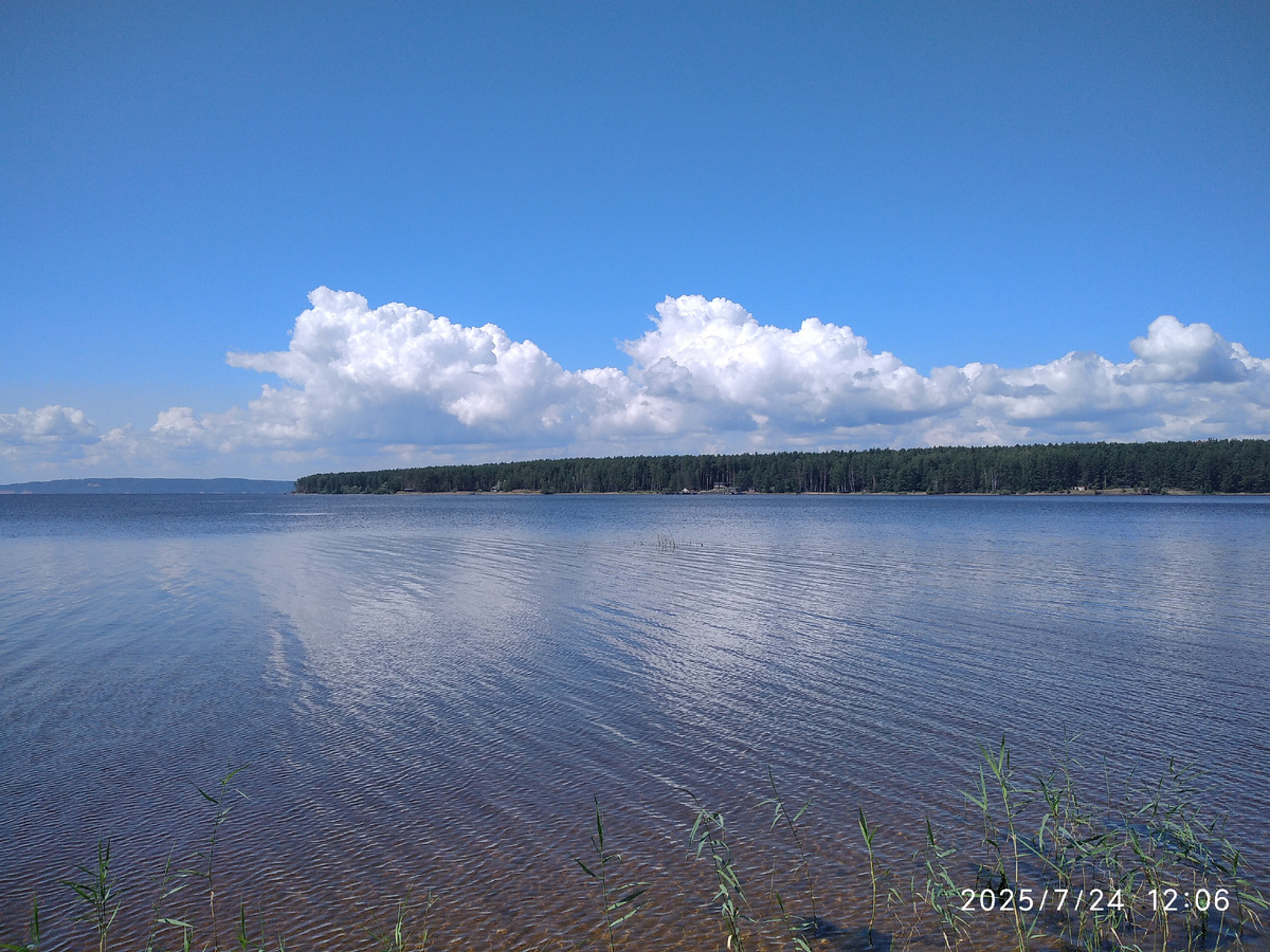 На том берегу залива был лагерь "Серебряный залив"