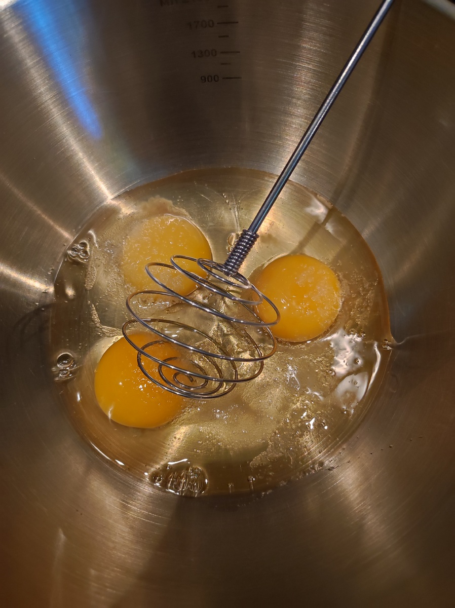 В миску разбиваем 3 яйца, соль и сахар. смешиваем венчиком