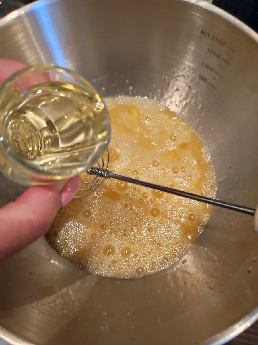 Добавляем 100 мл растительного масла