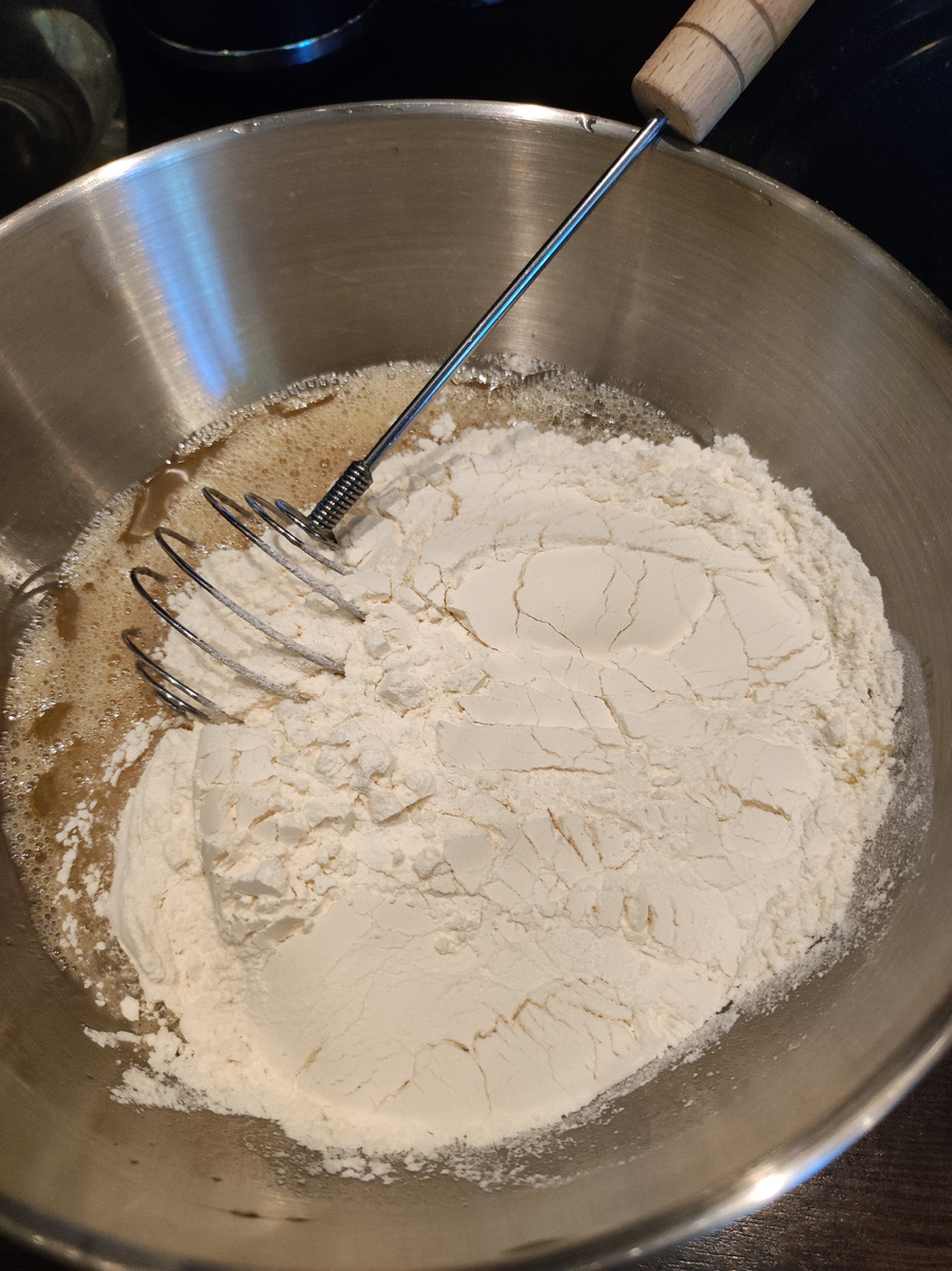 Добавляем муку