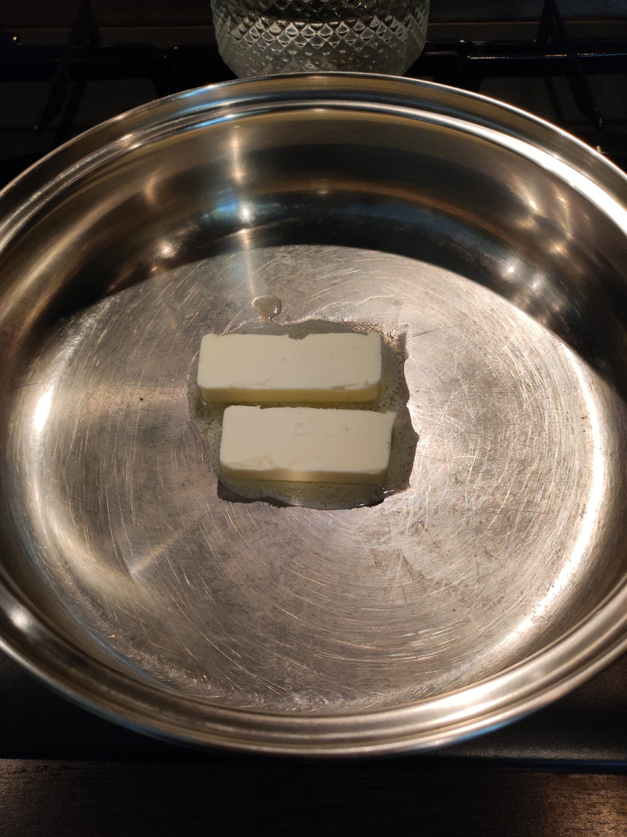 В сковродку кладём сливочное масло