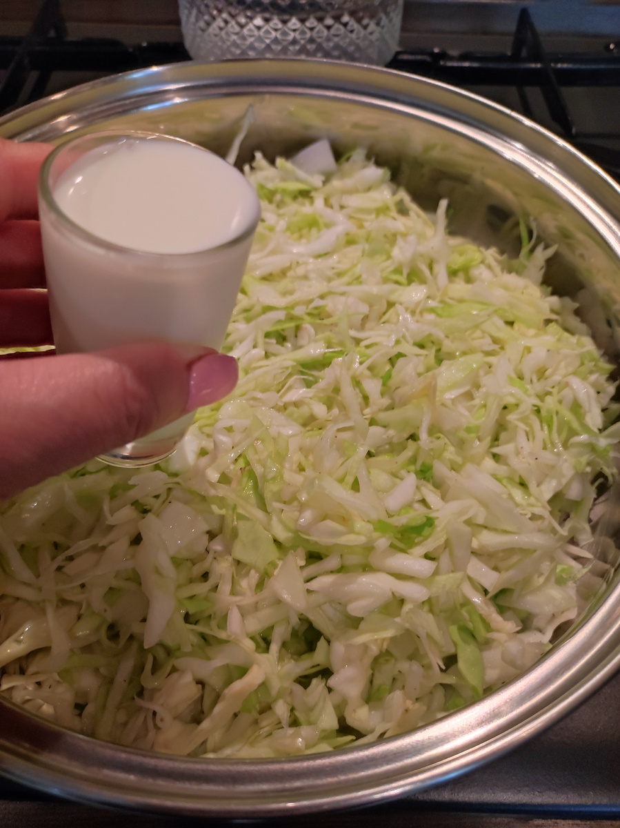 Вливаем сразу молоко, перемешиваем и тушим до испарения жидкости