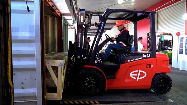 четырехопорный электропогрузчик с литий-ионной батареей г/п 5 тонн для транспортировки и подъема грузов на высоту до 4,5 метров на складе, производстве и в магазине