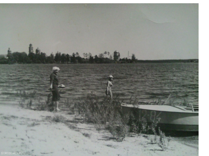 Вид на Нилову пустынь с Лебедя. Фото примерно 70 -х годов.