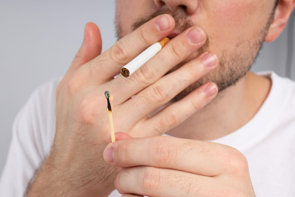 Сильная никотиновая зависимость: когда сигареты управляют жизнью. (источник изображения: freepik.com)