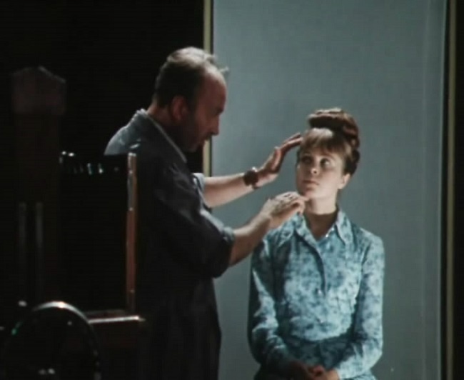 Симпатичную девушку почему-то представляют дурнушкой... Кадр из фильма «Двое в пути» (1973). Скриншот.