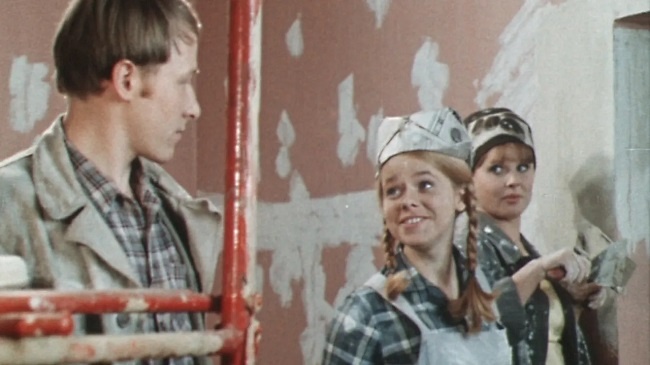 К слову, её подруги ничуть не лучше, а бы даже сказала, менее интересные. Кадр из фильма «Двое в пути» (1973). Скриншот.