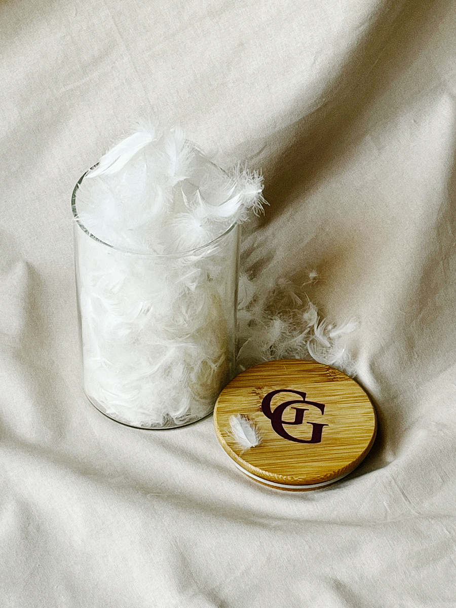 Перина сохраняет упругость и великолепно держит объем за счет особых свойств мелкого гусиного пера. Благодаря добавлению этого материала к гусиному пуху перину не нужно взбивать,  она всегда остается пышной и обеспечивает равномерную поддержку во время сна.