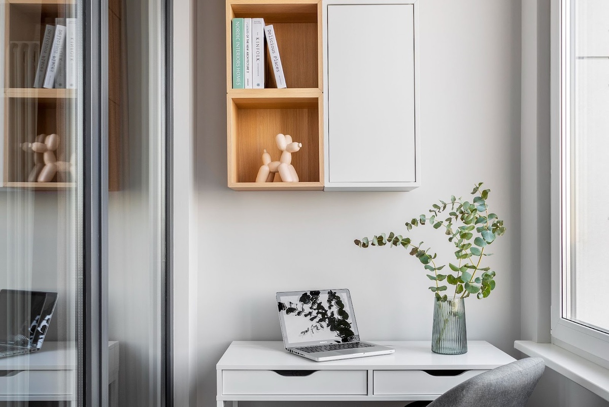 На фото: интерьер лоджии в квартире 60 кв.м, ЖК «Петровский парк». Дизайнер: Полина Агафонова; стилист: Ирина Темнова; фотограф: Антон Лихтарович