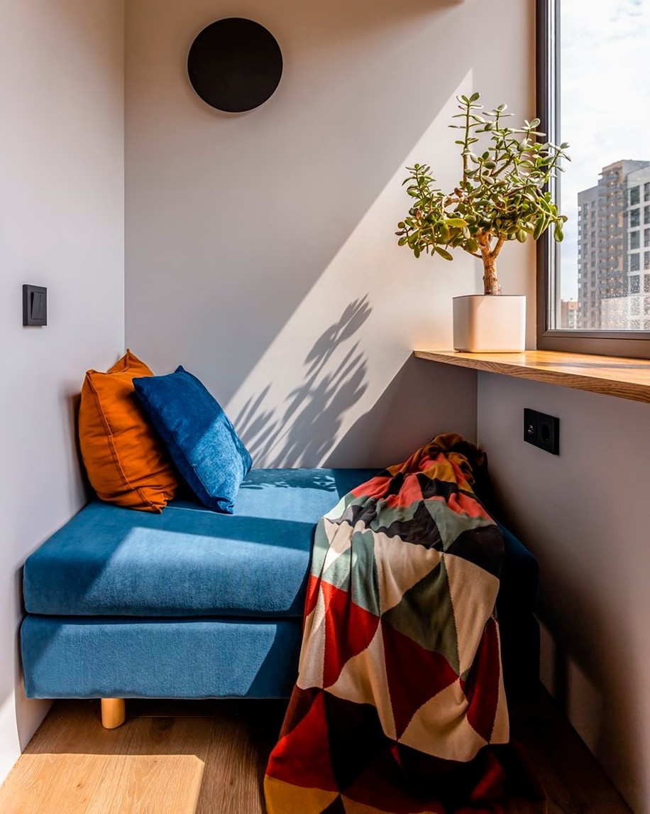 На фото: интерьер лоджии в квартире 51 кв.м в г. Москве. Дизайнер: Мария Демидова; фотограф: Антон Бржозовский