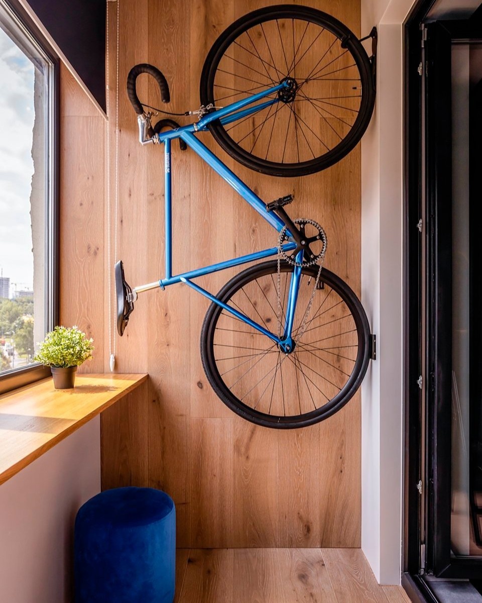 На фото: интерьер лоджии в квартире 51 кв.м в г. Москве. Дизайнер: Мария Демидова; фотограф: Антон Бржозовский